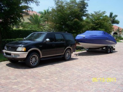Ford Expedition towing boat.jpg