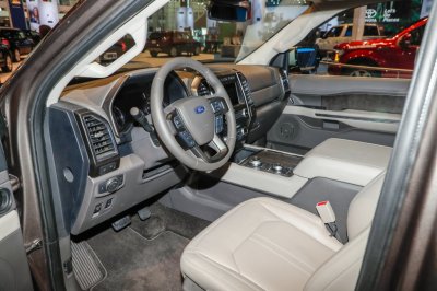 2018-Ford-Expedition-Limited-interior.jpg
