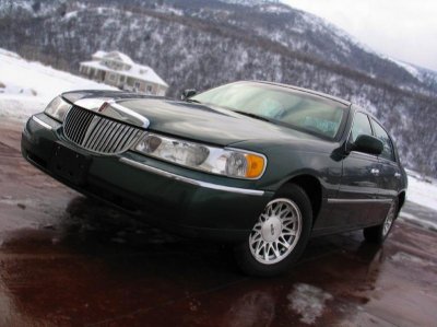 1998_lincoln_town_car_4_dr_signature_sedan-pic-19083.jpg