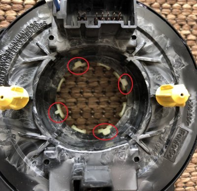 Clockspring front view - clips with red circles.jpg