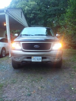 my 2002 eddie bauer expedition with my new headlights and my led corner bulbs turned on.jpg
