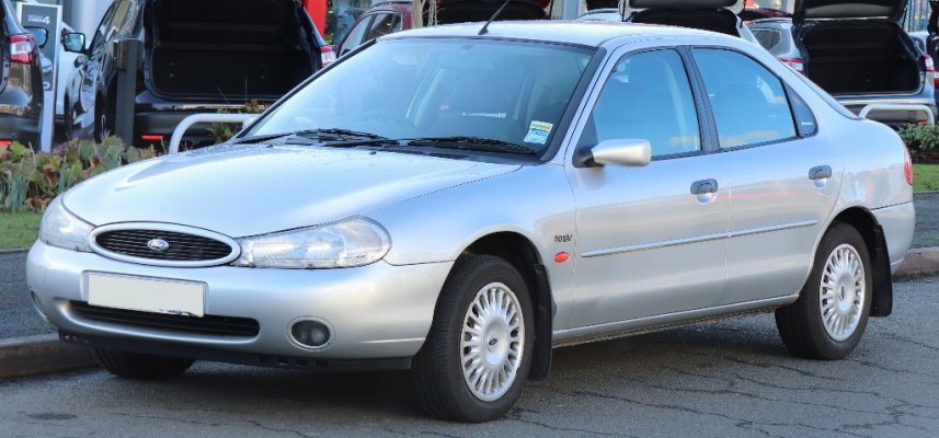 2000_Ford_Mondeo_LX_2.0_Front.jpg