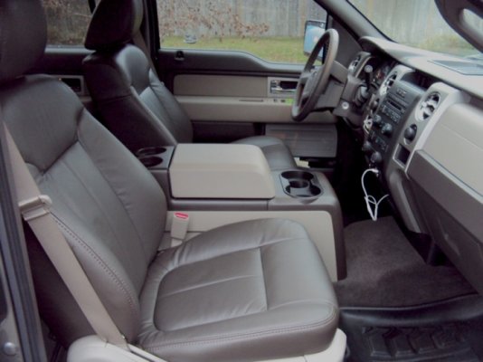 -installed-center-console-need-new-screws-dsc02101.jpg