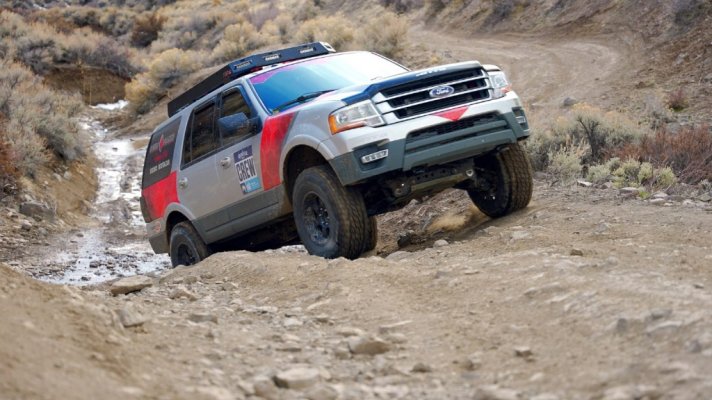 Ford-Expedition-Climbing-Hill-scaled.jpg