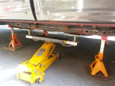 Expedition jacking position to raise 4 wheels.jpg