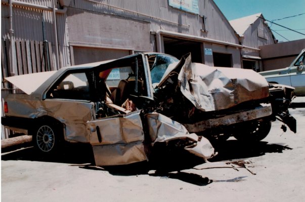 1989-Volvo-780-Bertone-Crashed-X3.jpg