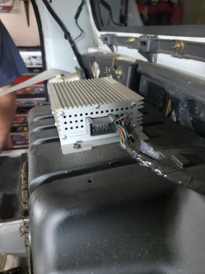 Expedition sub amp input and power connector dicsonnected.jpg